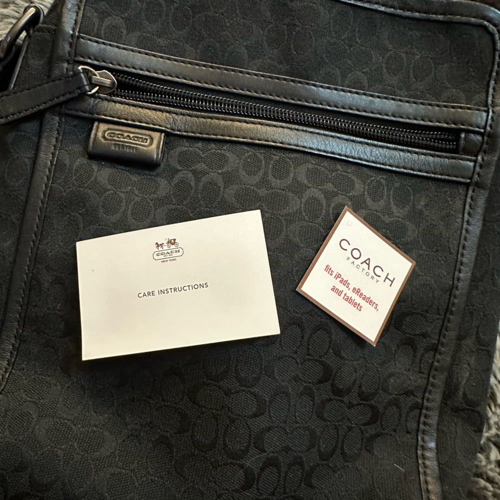 Coach Signature Crossbody Bag Like New Mens/womems - Picture 8 of 9